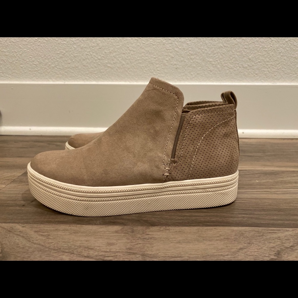 Universal Thread Platform Sneakers